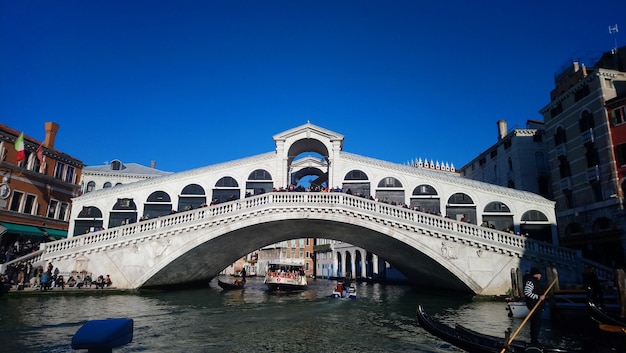 Vista del ponte sul canale contro il cielo blu.