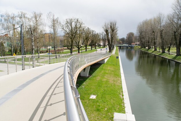 Vista del ponte sul canale di acqua sorgiva Gizycko