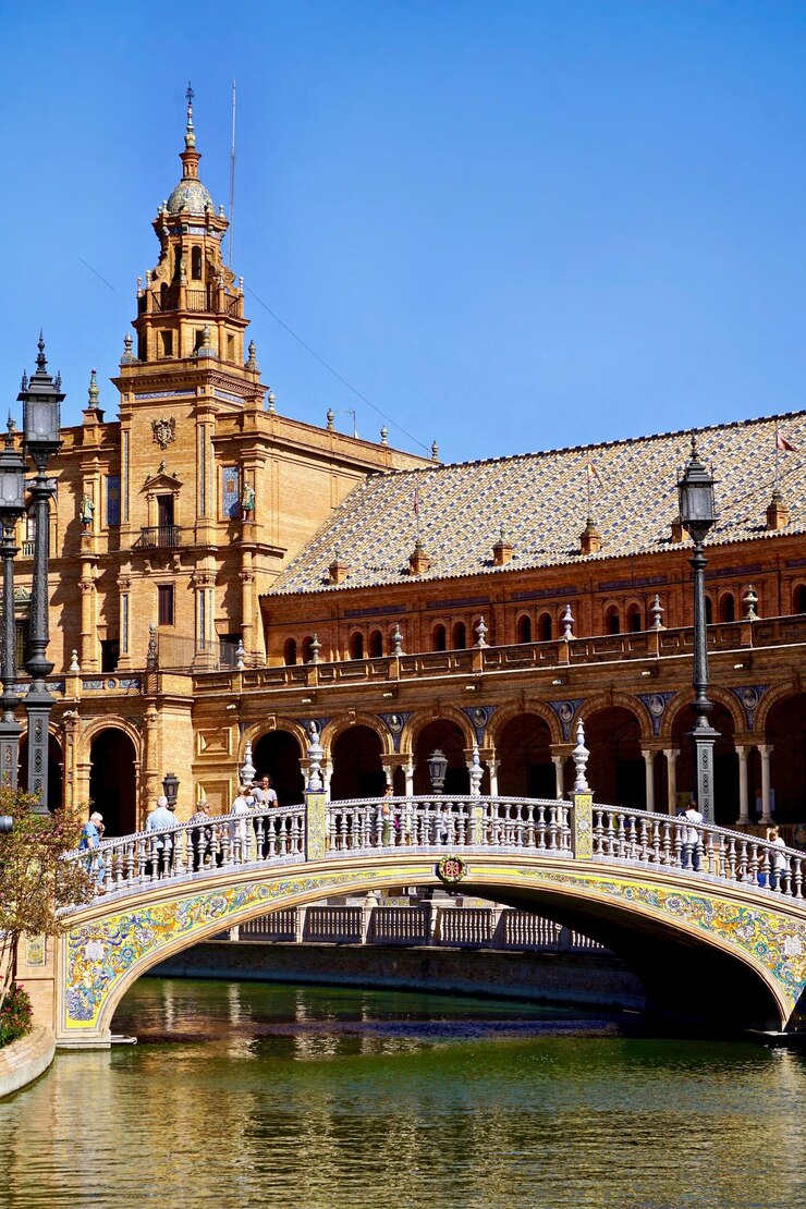 Foto vista del ponte sul canale in città
