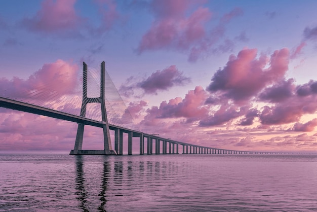 Vista del ponte Vasco da Gama a Lisbona Portogallo in un giorno nebbiosoxA