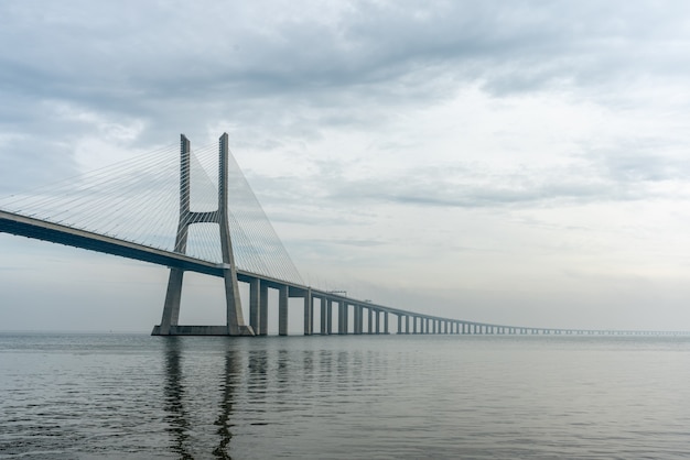 Vista del ponte Vasco da Gama a Lisbona, Portogallo, in una giornata nebbiosa