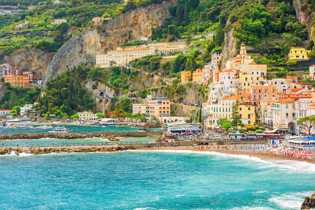 Vista del porto della città di Amalfi sulla Costiera Amalfitana, Campania, Italia