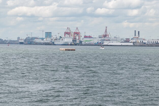 Vista del porto di Dublino dal sito a piedi di Poolbeg.