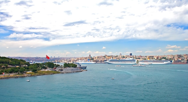 Vista del porto di Istanbul e dello stretto del Bosforo