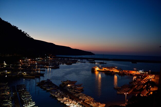 Vista del porto di notte