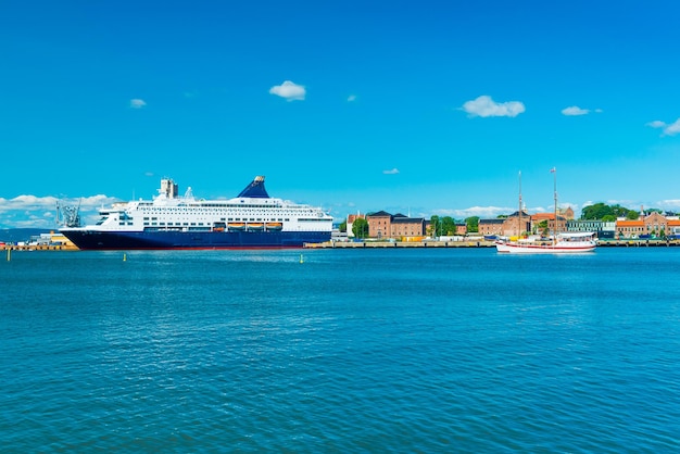 Vista del porto di Oslo con una nave da crociera e una nave storica, in legno, a vela, Norvegia