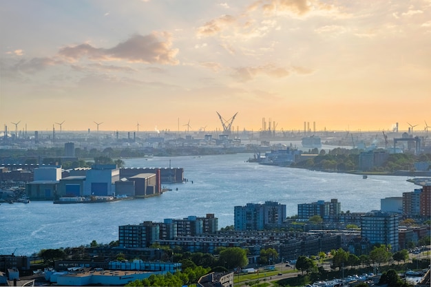 Vista del porto di Rotterdam e del fiume Nieuwe Maas