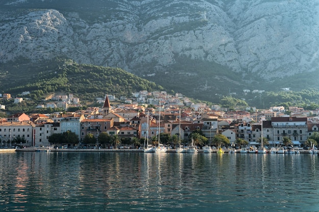 Vista del porto e della città mediterranea di Makarska, Croazia.