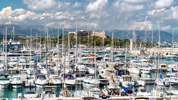 Vista del porto marittimo di Antibes, Francia