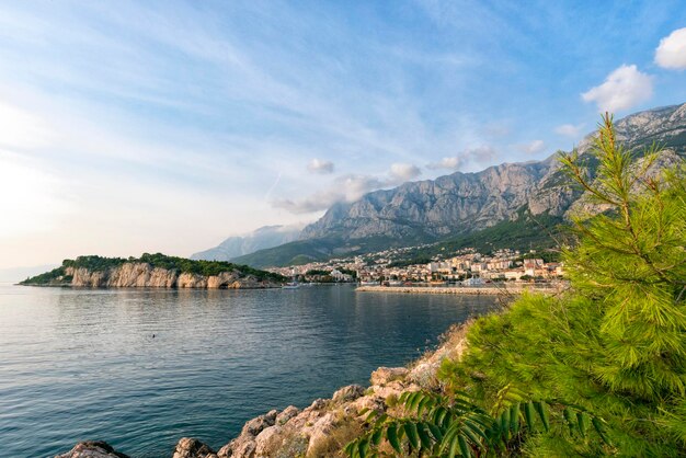 Vista del porto nel mare Adriatico a Makarska.