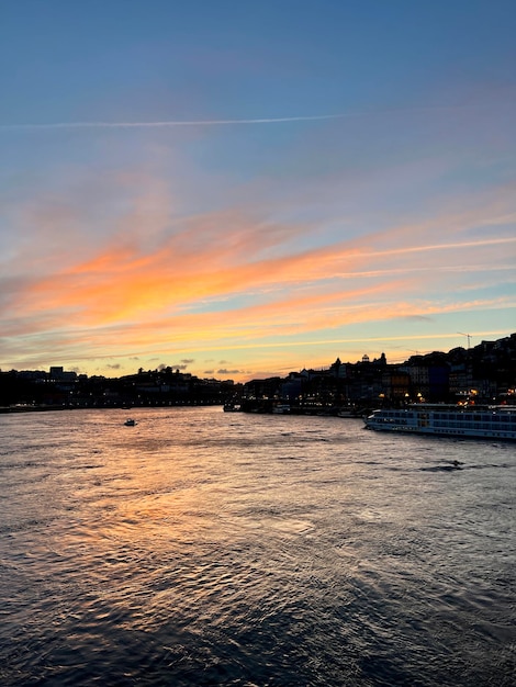 Vista del porto turistico sul fiume Douro al tramonto a Porto Portogallo