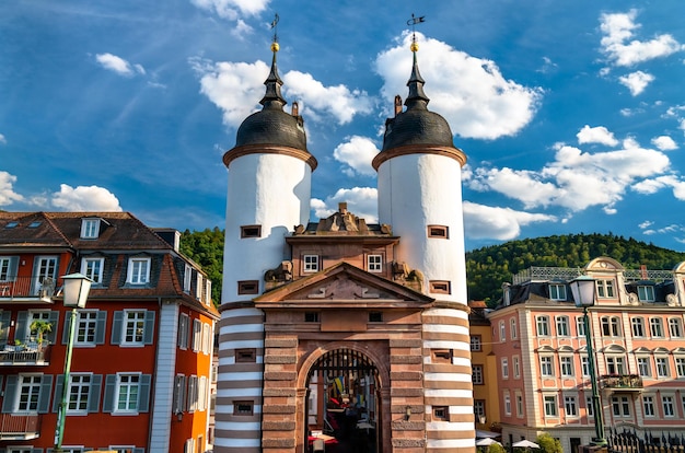 Vista del portone di stadttor dal vecchio ponte a heidelberg germania