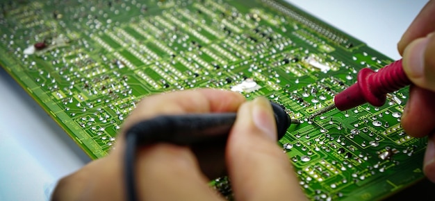 Vista del primo piano del circuito di prova dell'ingegnere maschio