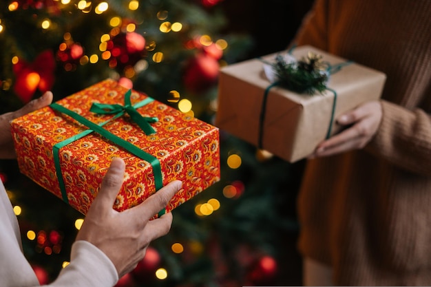 Vista del primo piano del giovane afroamericano e della giovane donna caucasica che si danno il natale a vicenda