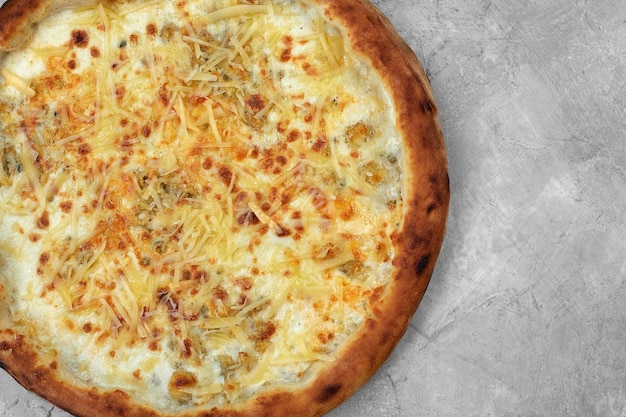 Vista del primo piano di quattro pizza al formaggio isolata sopra bianco