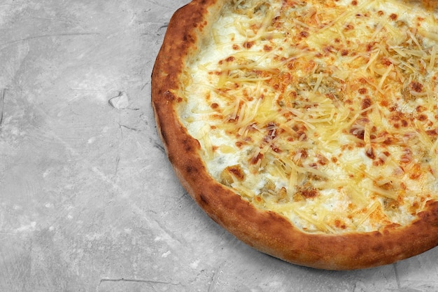 Vista del primo piano di quattro pizza al formaggio isolata sopra bianco