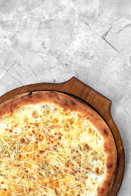 Vista del primo piano di quattro pizza al formaggio isolata sopra bianco