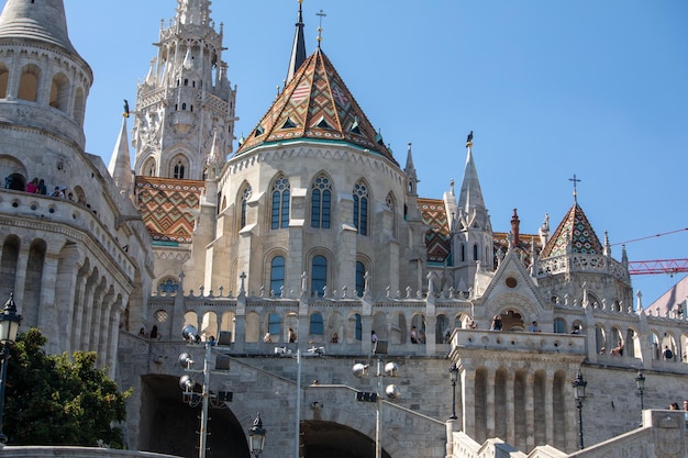 Vista del punto di riferimento turistico del bastione del pescatore di Budapest