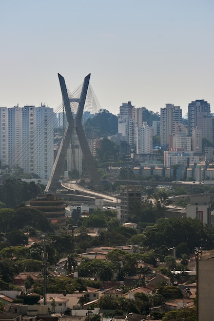 Vista del quartiere di Brooklin a San Paolo con il ponte strallato sullo sfondo