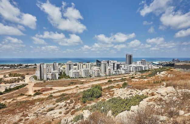 Vista del quartiere Naot Peres di Haifa, lo stadio e la costa