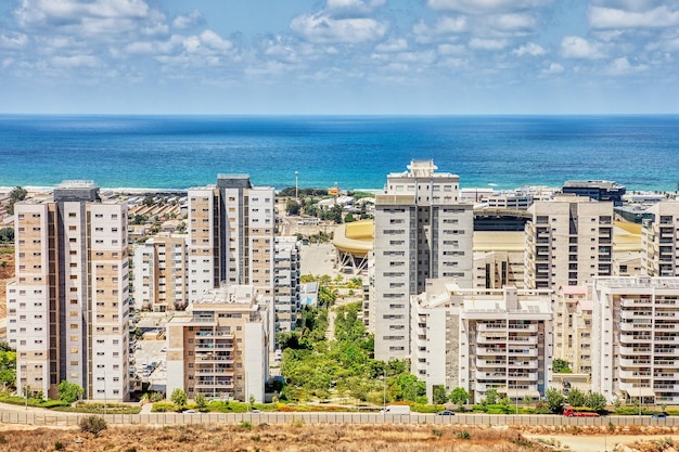 Vista del quartiere Naot Peres di Haifa, lo stadio e la costa