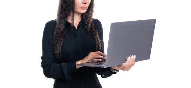 Vista del raccolto della donna del libero professionista del lavoratore freelance che utilizza il dispositivo del computer portatile per il lavoro a distanza online freelance