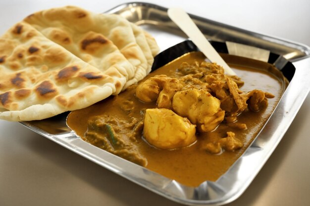 Vista del roti canai e pollo al curry Roti Canai e pollo al curry sono un ottimo pasto da condividere