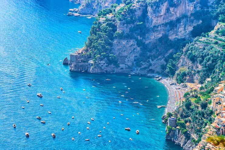 Vista del Sentiero degli Dei e del Mar Tirreno con Positano, Costiera Amalfitana, Italia