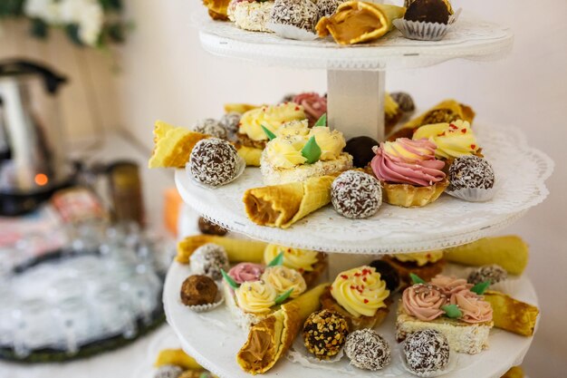 Vista del servito per la tavola di candy bar per la cena di nozze decorata con diverse prelibatezze dolci