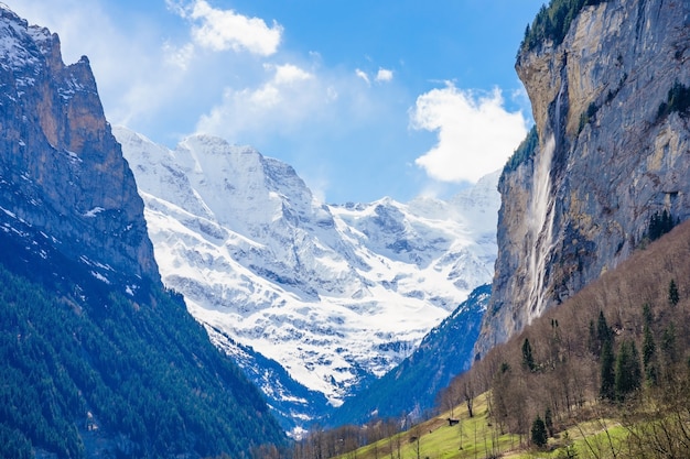 vista del sorprendente villaggio alpino con la famosa chiesa e la cascata di Staubbach