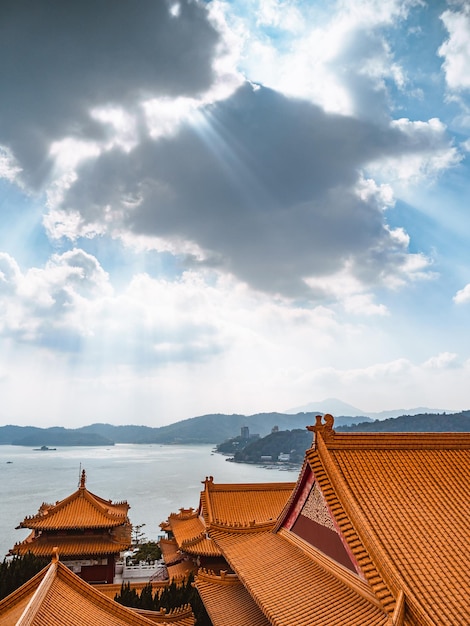Vista del tempio con la luce del sole che spruzza sopra il lago Sun Moon Lake Taiwan
