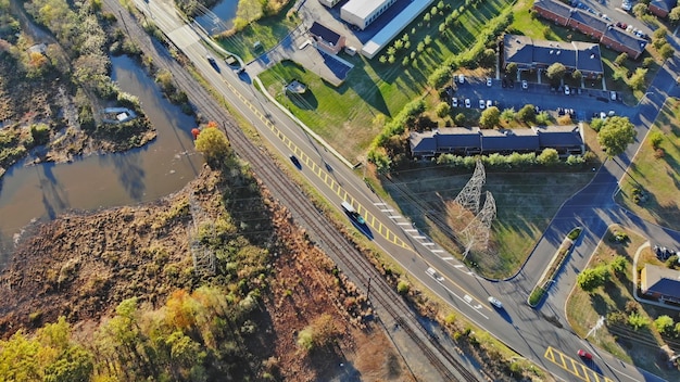 Vista del tipico paesaggio autunnale del sobborgo sul piccolo complesso di appartamenti americani di tetti aerei di case