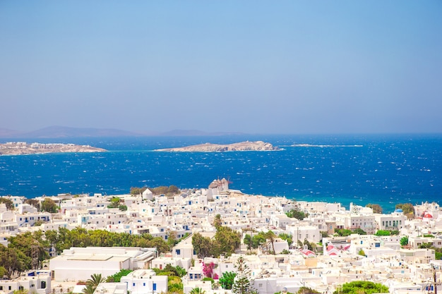 Vista del tradizionale villaggio greco con case bianche sull'isola di Mykonos, in Grecia,