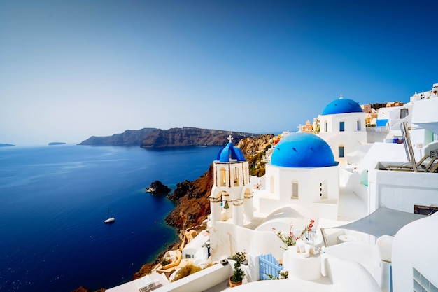 Vista del tradizionale villaggio greco Oia di Santorini, con cupole blu contro il mare e la caldera, Grecia, tonica