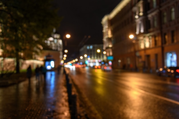 Vista del traffico in via della città, paesaggio notturno, backgr blured del bokeh