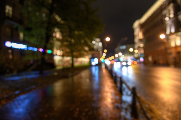 Vista del traffico in via della città, paesaggio notturno, backgr blured del bokeh