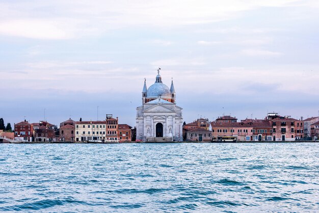 Vista del tramonto alla Chiesa del Redentore a Venezia