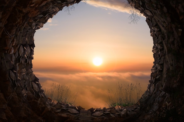 Vista del tramonto dall'interno della grotta