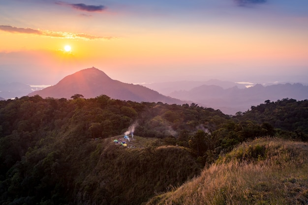 vista del tramonto dalla cima della montagna