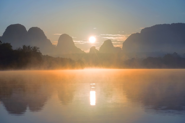 Vista del tramonto dalla montagna a Krabi non linguay