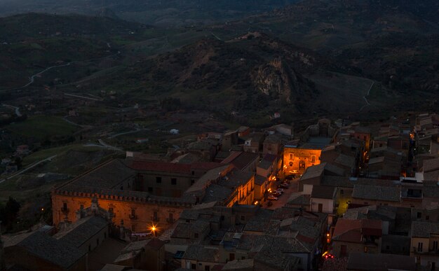 Vista del tramonto del vecchio stabile, Leonforte