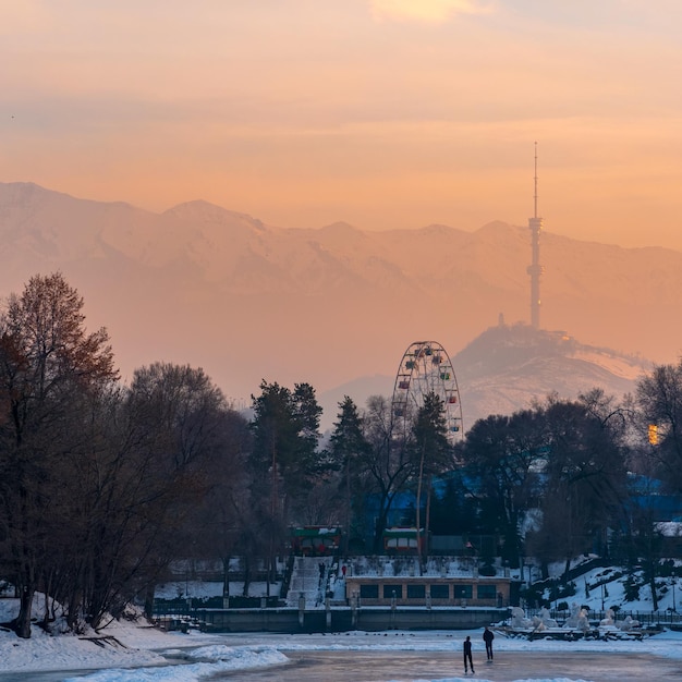 Vista del tramonto invernale dal parco cittadino al monte Koktobe con la torre della TV ad Almaty Kazakistan