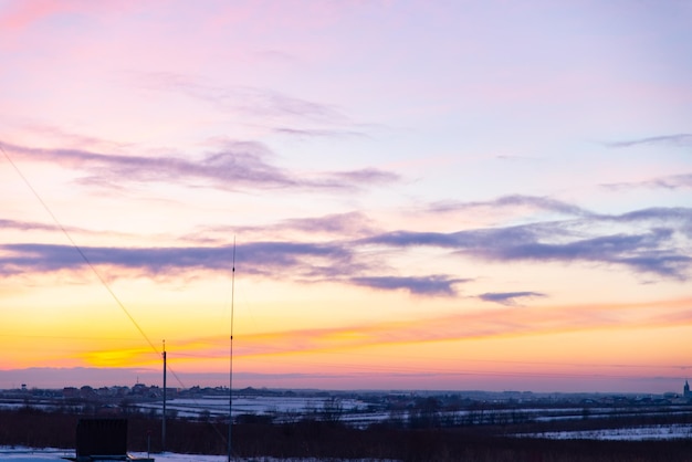 Vista del tramonto invernale sul campo innevato