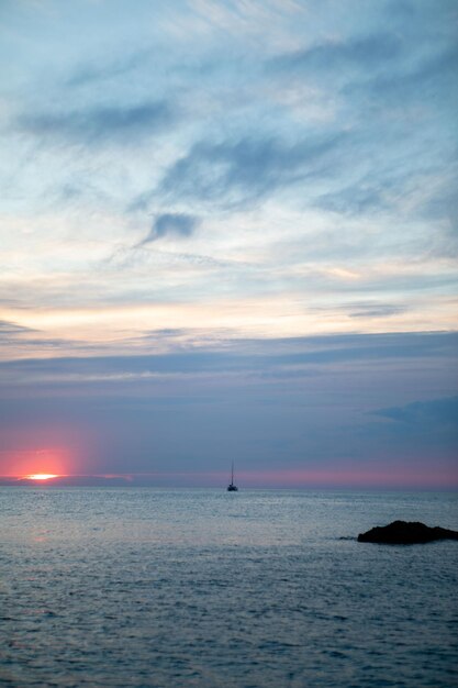 Vista del tramonto sopra lo yacht del mare sullo sfondo