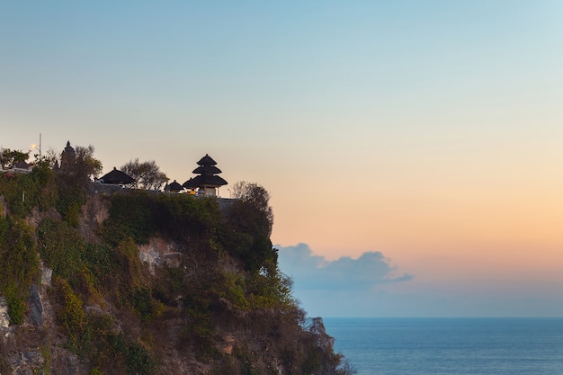 Vista del tramonto sul mare dal tempio di Uluwatu, isola di Bali