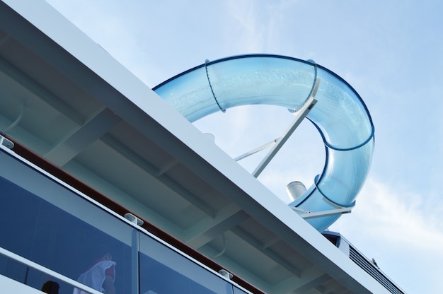 Vista del tubo trasparente per l&#39;intrattenimento in acqua Parco in mare nave da crociera