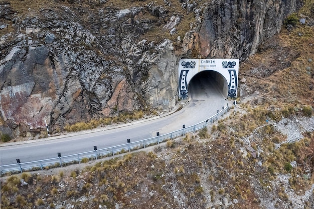 Vista del tunnel che indica la strada per la città di Chavin ad Ancash