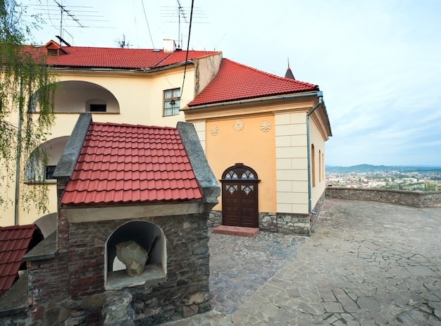 Vista del vecchio castello di Palanok (o castello di Mukachevo, Ucraina, costruito nel XIV secolo)