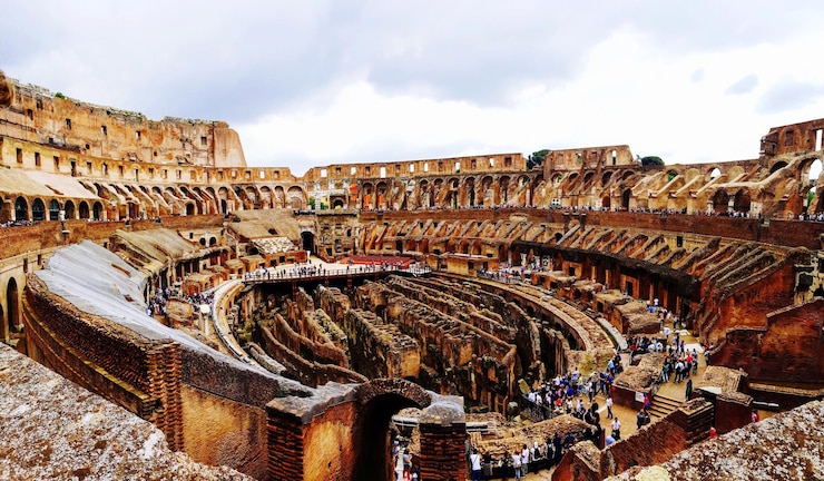 Foto vista del vecchio edificio del colosseo contro un cielo nuvoloso a roma