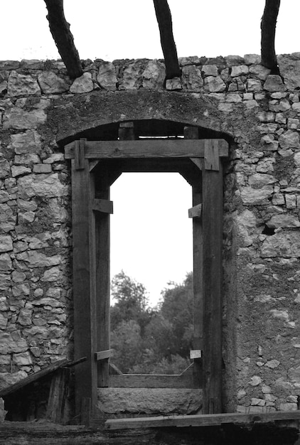 Vista del vecchio edificio in rovina